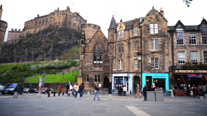 picture of edinburgh grass market with edinburgh castle in background